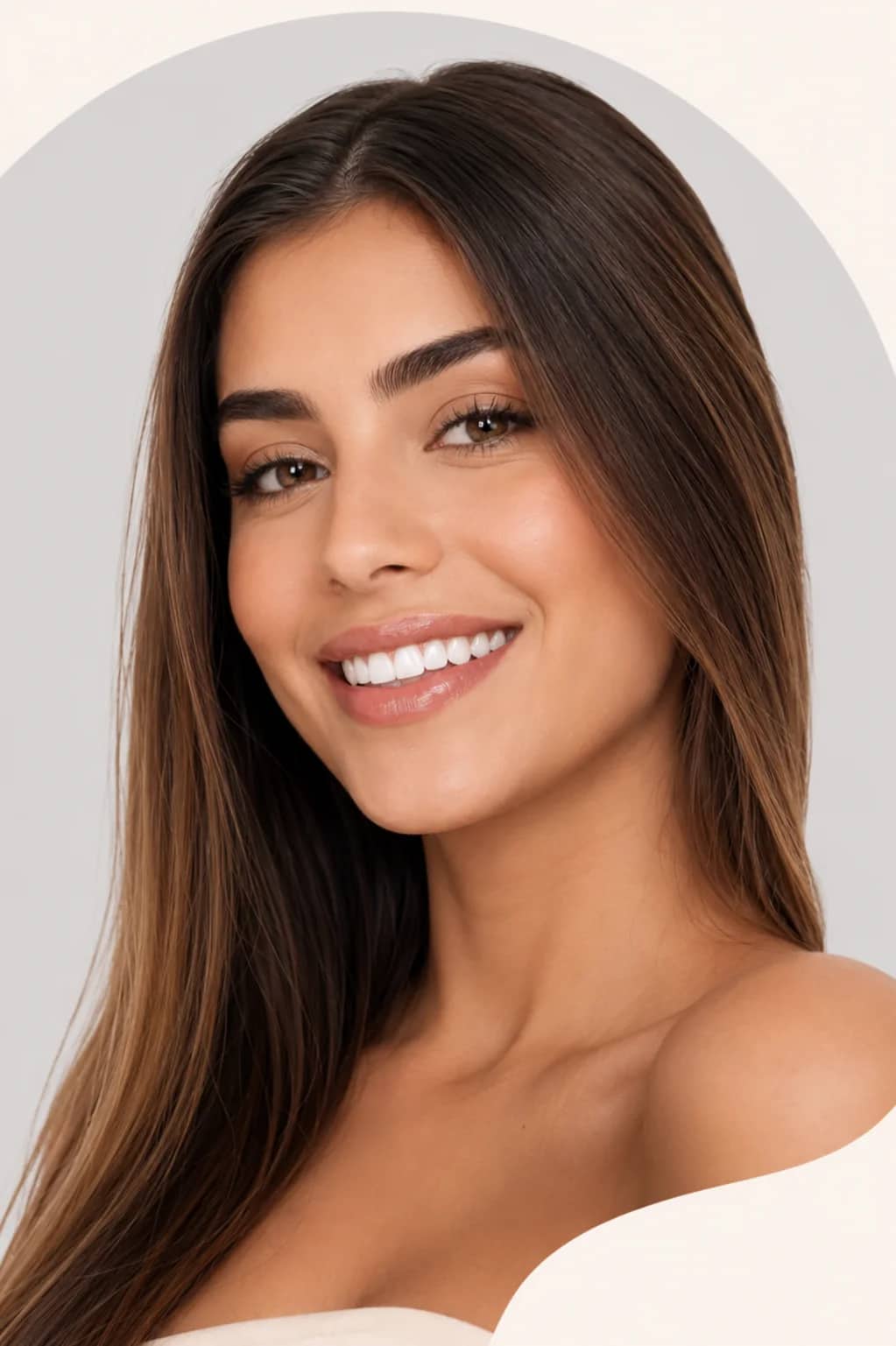 Mulher sorrindo em retrato editorial
