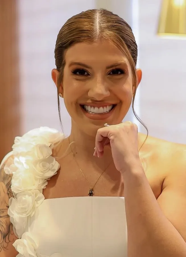 Retrato de paciente sorrindo após tratamento de estética dental