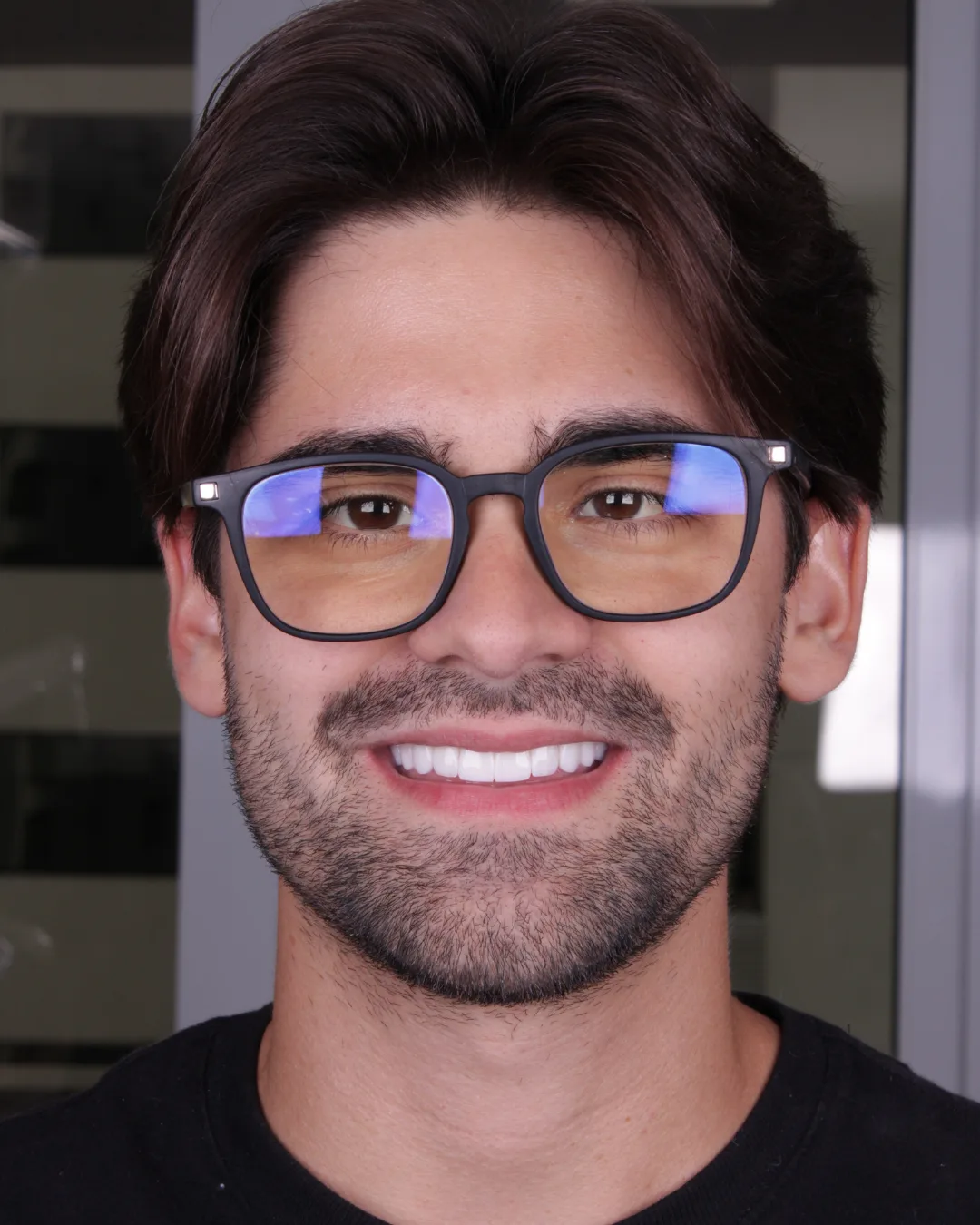 Paciente sorrindo após planejamento odontológico personalizado